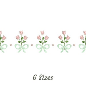 Op de afbeelding: Een rij van vijf geborduurde ontwerpen met roze tulpen met groene stelen en bladeren gebonden met een groene strik. De tekst "6 maten" staat onder de ontwerpen.