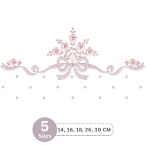 Può includere: Delicato design ricamato con fiocco, bouquet floreale e nastro in una delicata tonalità rosa. Piccoli punti distanziati sotto il nastro. Il testo indica cinque opzioni di dimensioni, da 14 a 30 cm.