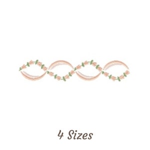 Puede incluir: Un diseño de bordado delicado con un patrón repetitivo de flores rosas y hojas verdes, formando una línea continua. El diseño está disponible en cuatro tamaños.