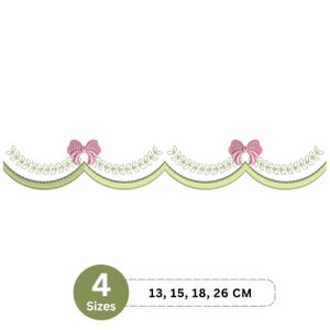 Pode incluir: Um design de bordado com uma borda festonada verde-clara com padrões de folhas costuradas e dois laços cor-de-rosa. Abaixo do design, um gráfico circular exibe o texto 4 Sizes seguido pelas medidas 13, 15, 18, 26 CM.