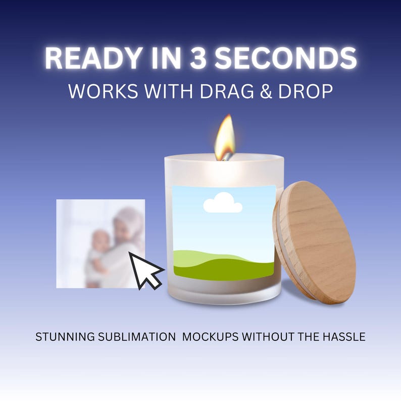Puede incluir: Una vela encendida en un frasco de vidrio transparente con tapa de madera. La vela tiene una etiqueta con un paisaje. El texto superior dice "READY IN 3 SECONDS WORKS WITH DRAG & DROP". El texto inferior dice "STUNNING SUBLIMATION MOCKUPS WITHOUT THE HASSLE".