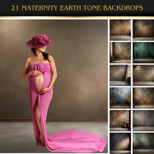 Może przedstawiać: Kobieta w ciąży w różowej sukni bez ramiączek i różowym kapeluszu z kwiatem. Stoi przed brązową, teksturalną ścianą. Obraz jest częścią zestawu 21 zdjęć tła do sesji ciążowych.