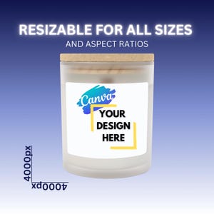 Puede incluir: Un tarro de vela de vidrio esmerilado con tapa de madera. El tarro tiene una etiqueta blanca con el logotipo de Canva y el texto "YOUR DESIGN HERE". El fondo es un degradado de azul.