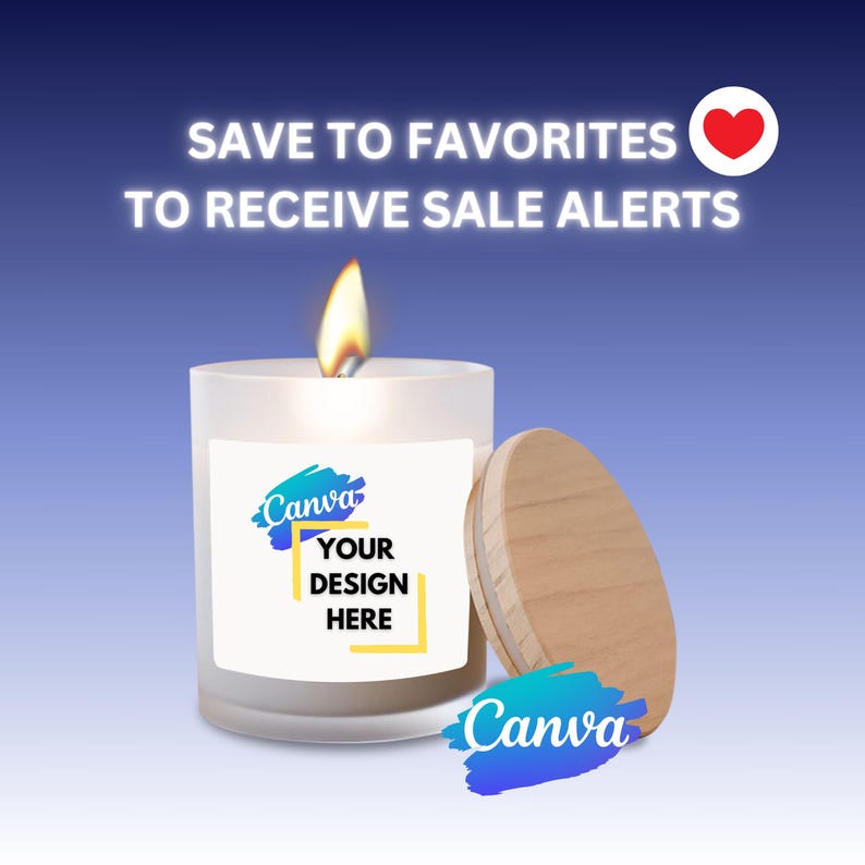 Puede incluir: Una vela blanca encendida en un tarro de cristal con tapa de madera. La vela tiene una etiqueta con el logo de Canva y el texto "YOUR DESIGN HERE". El fondo es un degradado de azul.