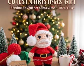 Puede incluir: Un muñeco de Santa Claus hecho a mano en ganchillo con gorro rojo de pompón blanco, barba blanca y cinturón negro con hebilla amarilla. Texto: CUTEST CHRISTMAS GIFT Handmade Crochet Santa Claus • 100% Love.
