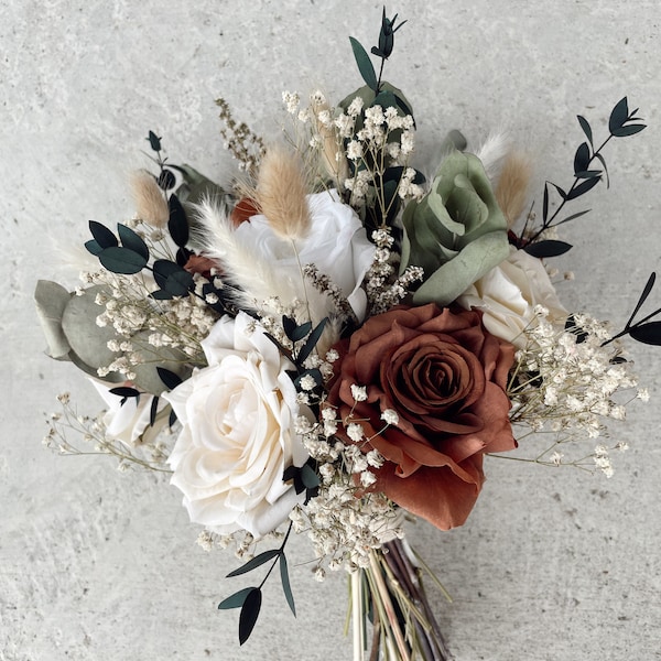 Bohème / rustique/brun chocolat/brun foncé/beig/ blanc/ sauge/ fleurs séchées/ bouquet de la mariée/ fleurs de mariage/ rose crème/eucalyptus/ mariée.