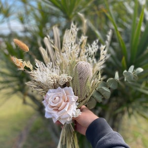 Elopement/ wedding/ photoshoot/ bouquet/ native/ neutral theme