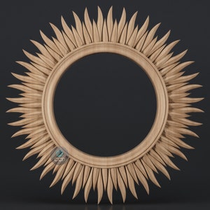 Puede incluir: Un marco de espejo de sol de madera con una abertura circular. El marco está hecho de madera tallada intrincadamente con un acabado marrón claro.