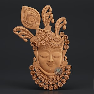 Może przedstawiać: Szczeg&oacute;łowa rzeźba w drewnie przedstawiająca spokojną twarz, ozdobioną bogatym nakryciem głowy z pawimi pi&oacute;rami i kwiatowymi wzorami. Rzeźba zawiera naszyjnik i jest umieszczona na ciemnym tle. Widoczny jest tekst "STL | RLF".