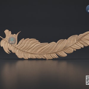 Op de afbeelding: Een houten carving van een veer, met een gedetailleerd en realistisch ontwerp. De veer is lichtbruin van kleur en heeft een gladde, gepolijste afwerking.