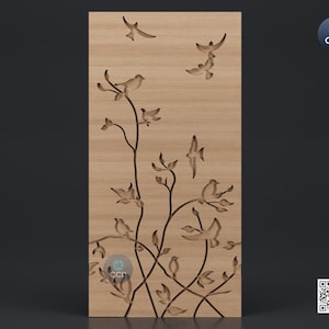 Könnte beinhalten: Eine Holzplatte mit einem ausgeschnittenen Design aus Vögeln und Ästen. Die Platte ist hellbraun und hat eine natürliche Holzmaserung.