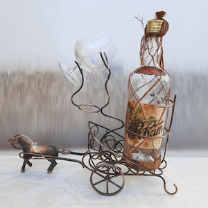 Antike Wein Flasche Halter. Flaschen und Glashalter aus Messing. Pferd und Wagen Flaschenhalter.