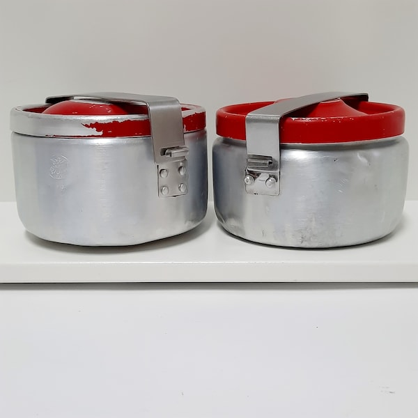 Zwei Vintage Behälter aus Aluminium. Aluminium Behälter mit Deckel.Metall Utensilien. Aluminium-Lebensmittelbehälter, Food-Träger, Utensilien, Küchendekor.