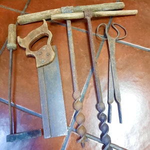 Herramientas manuales primitivas herramientas de hierro. Colección de instrumentos antiguos. Taladro de mano. Soldador primitivo de cobre.
