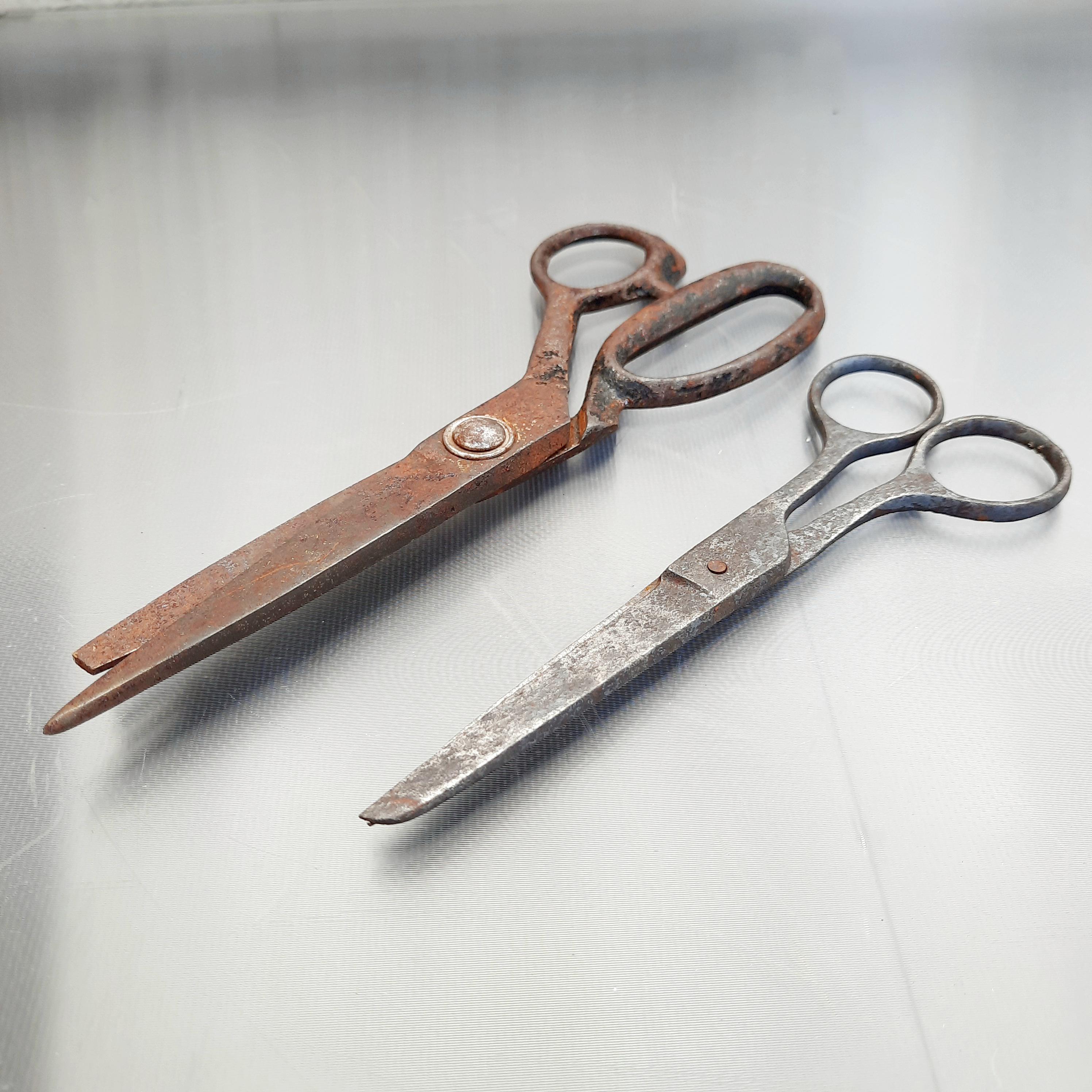 ヴィンテージの錆びた金属製ハサミセット：素朴な農家風インテリア