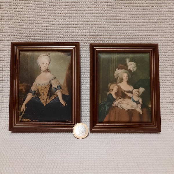 Paire de deux tableaux vintage sur soie. Petites peintures dans des cadres en bois.