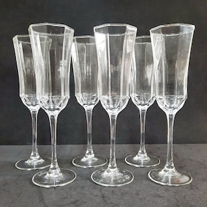Vintage Wein-Gläser. Sektgläser. Oсtime Brille von Luminarc France. Set mit sechs Weingläsern.