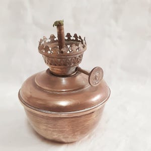 Lámpara de aceite antigua de latón. Minilámpara de queroseno Gerda alemana. Lámpara primitiva. Lámpara de colección.