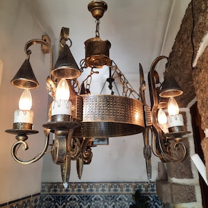 Candelabro antigo em ferro forjado e latão. Lustre de teto com 8 luzes. Estilo rústico, forjado à mão.