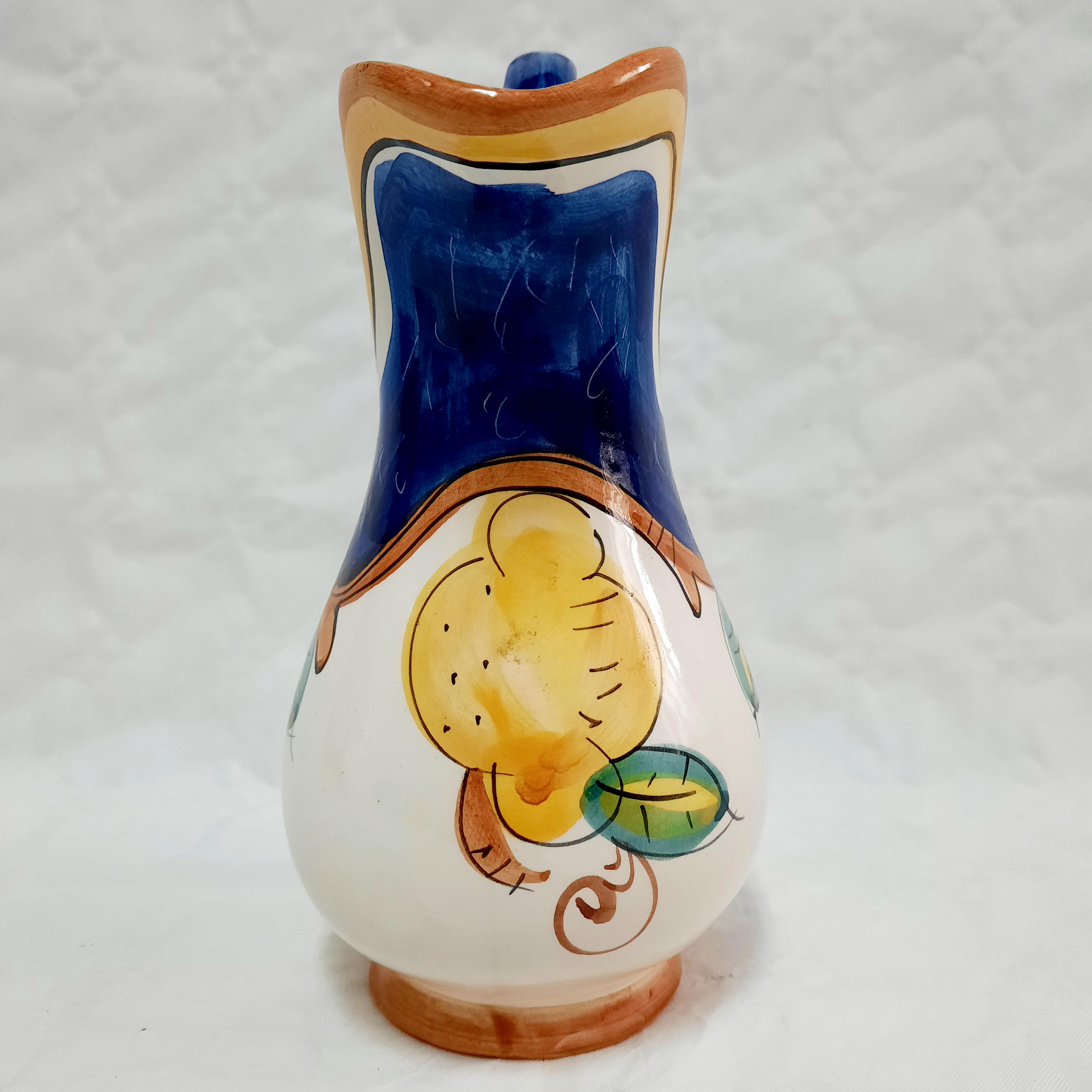 手描きの陶器の水差し：民芸品の花瓶、装飾的なドリンクピッチャー