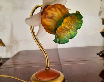 Vintage-Lampe im Jugendstil. Lampe - Blume. Tischlampe in Form einer Blume. Tischlampe aus Messing.