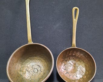 Concha de cobre e latão forjada vintage. Concha de cobre forjada à mão primitiva.