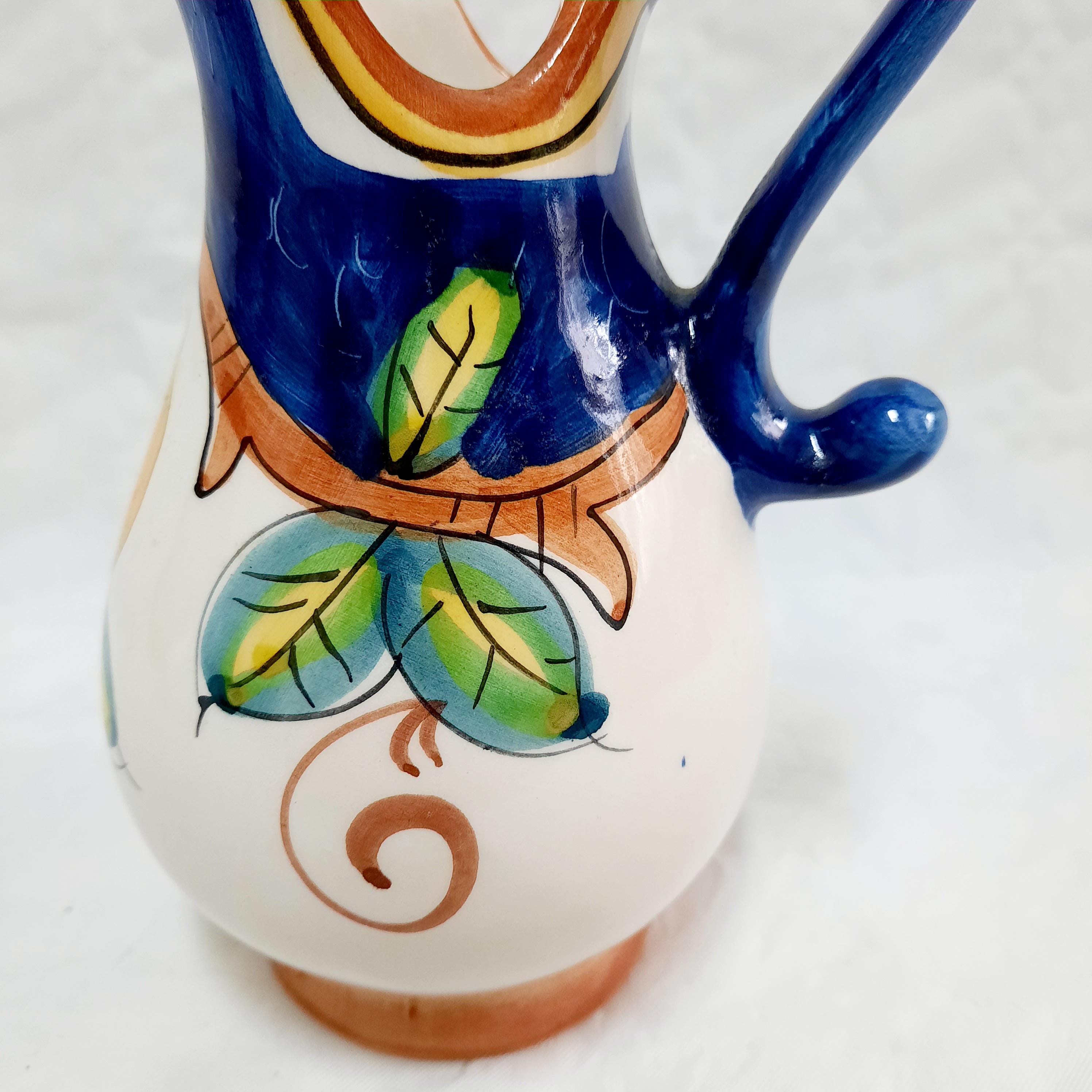 手描きの陶器の水差し：民芸品の花瓶、装飾的なドリンクピッチャー