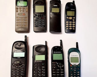 8 téléphones portables vintage - Motorola Nokia. Téléphones vintage rares. Téléphones pour pièces de rechange.