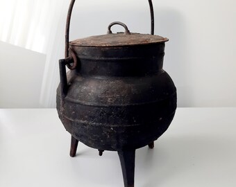 Vintage Cast Iron Cauldron with Handle and Lid, Primitive Three Leg Pot, Fireplace Pot, Halloween Decor, 1900s. Rusty iron.