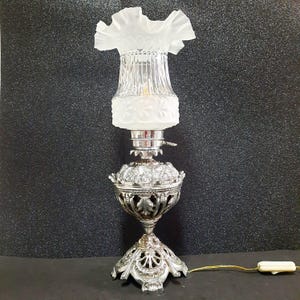 Vintage Messing Tischlampe mit gefrostetem Blumenschirm