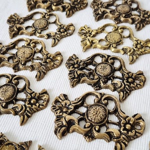 Vintage mässingsset för byråer, utsmyckade barockrokokosträcken, antika möbelhandtag, dekorativa skåpbeslag, restaurering