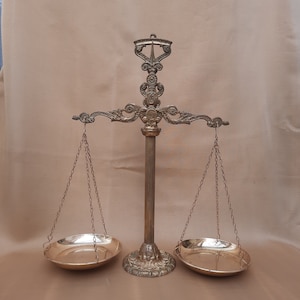balances décoratives vintage de la justice. Balances en laiton. Le décor en laiton du Portugal. Équilibrage décoratif Balance.