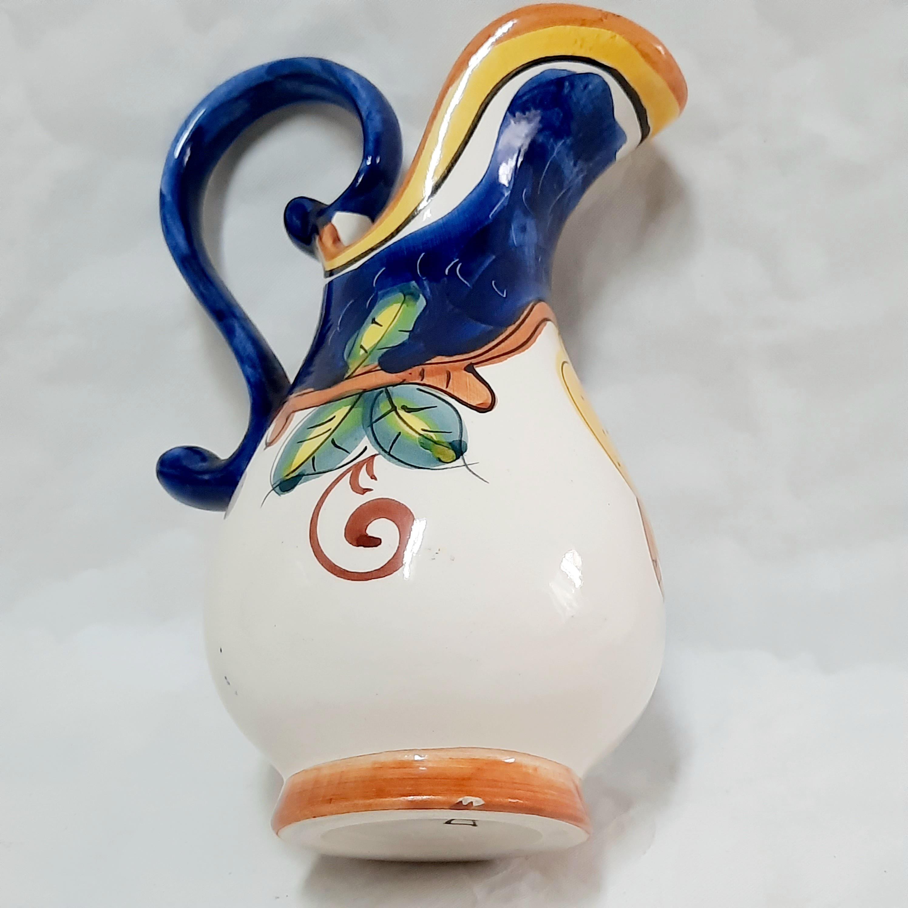 手描きの陶器の水差し：民芸品の花瓶、装飾的なドリンクピッチャー