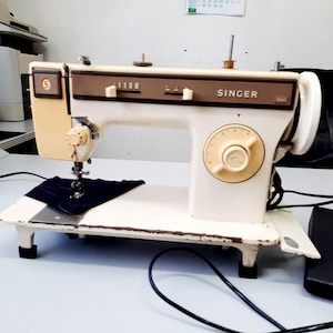 Vintage electric sewing machine Singer 1247. Singer sewing machine with pedal.