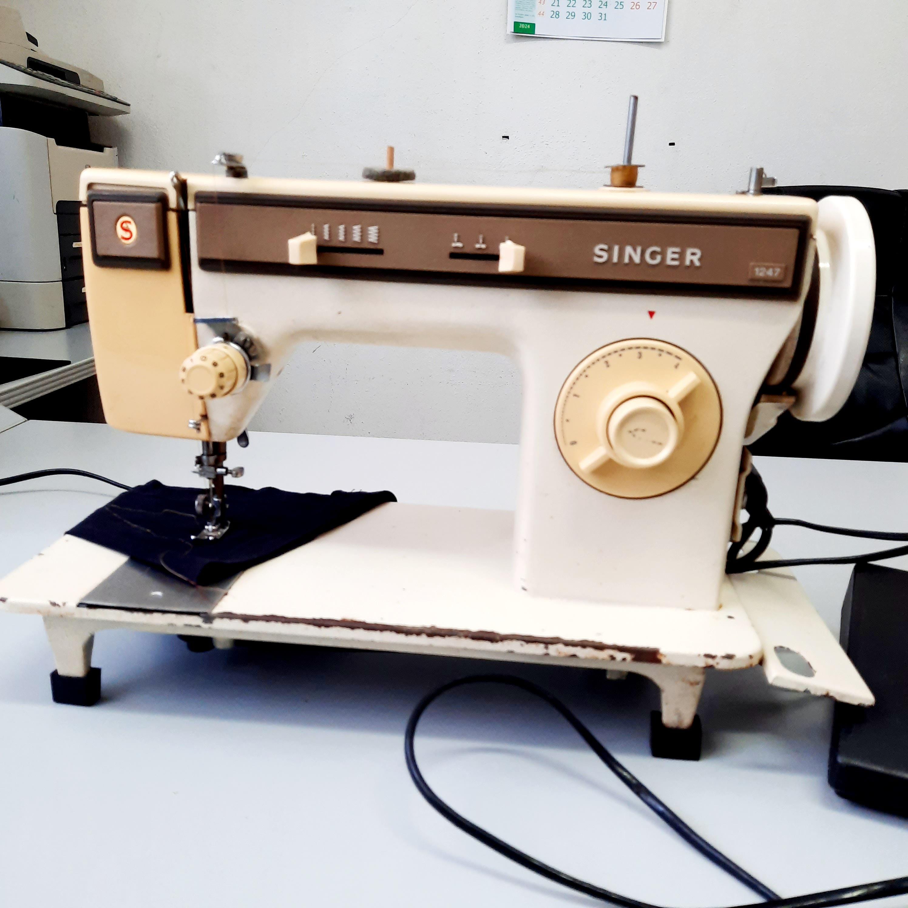 Vintage Electric Sewing Machine Singer 1247. Singer Sewing
