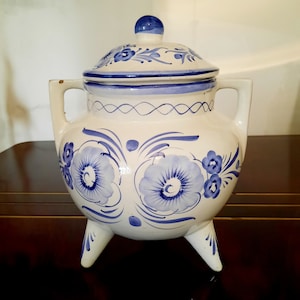 Pote de cerâmica com tampa e duas alças. Vaso grande com 3 pés. Pote de cerâmica artesanal com pintura à mão. Vintage português