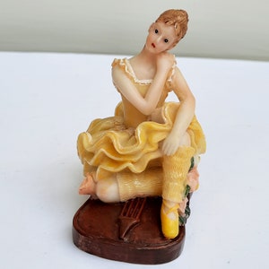 Pequena estatueta de bailarina vintage. Estatueta de bailarina em violino. Estatueta de bailarina em porcelana.