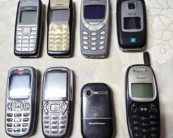 Lots of old Sony Ericsson, Alcatel and Nokia phones: for parts or restoration.