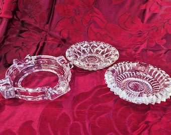 Set di 3 posacenere vintage in cristallo, collezione di posacenere in vetro tagliato, arredamento retrò di metà secolo, eleganti accessori per fumatori in vetro trasparente
