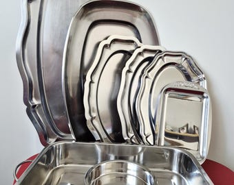 Vintage roestvrijstalen dienblad met zilveren afwerking, retro feestdecoratie, metalen serveerschalen.