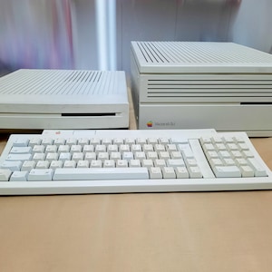Vintage Apple Macintosh IIci Desktop Computer, Model M0350, 1992. Apple Macintosh Keyboard