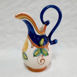 Pequeno jarro de cerâmica com alça. Arte popular. Jarro para bebidas. Jarro para água. Jarro decorativo pintado à mão. Vaso para flores.