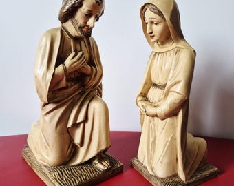 Vintage set kerststalbeeldjes Heilige Familie: knielende Jozef en Maria, met hout afgewerkte composietbeeldjes, kerststal