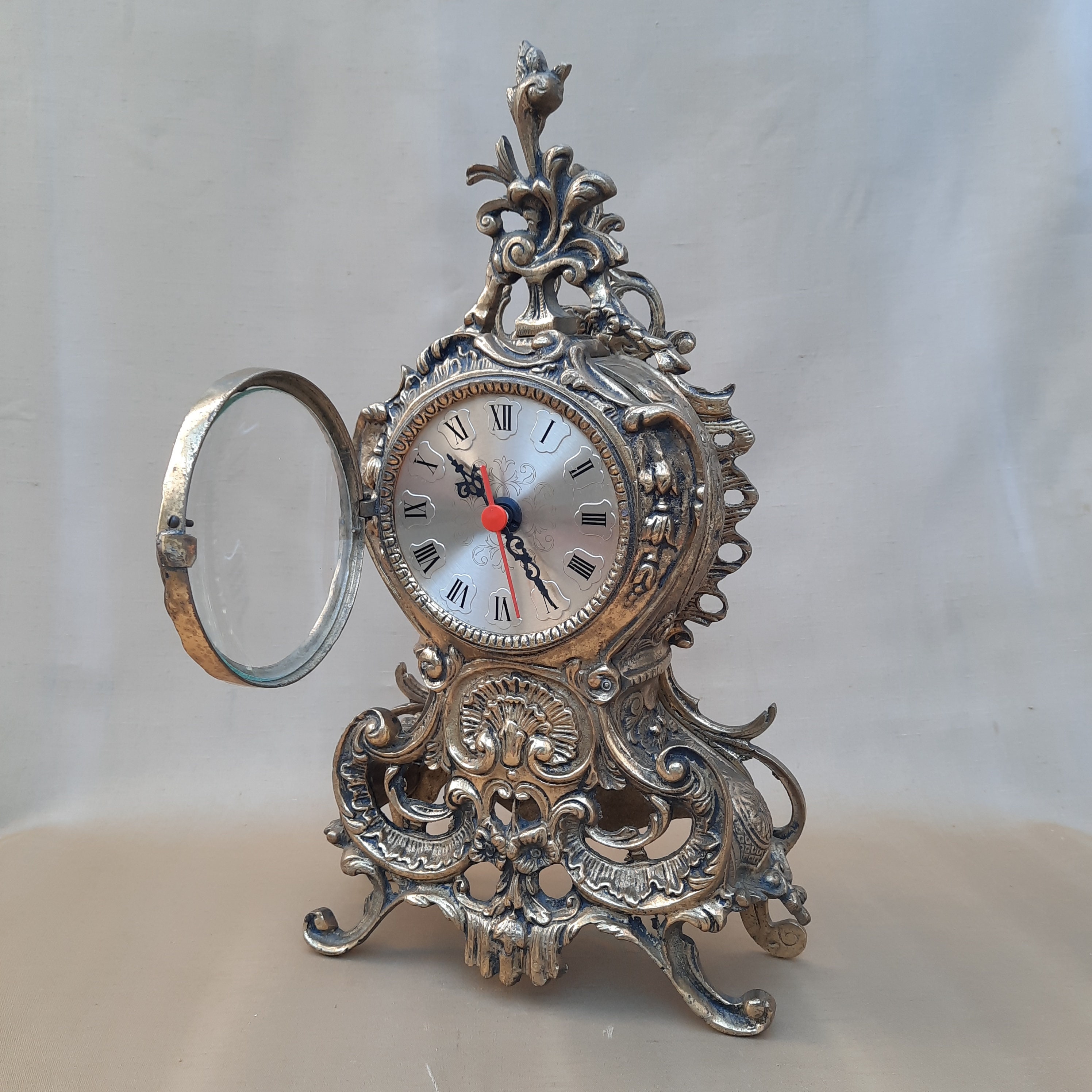 Antique Brass Mantel Clock. Antique Bronze Quartz Clock. Retro. Decor