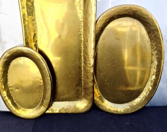 Juego de bandejas de latón vintage con borde festoneado y diseño geométrico.