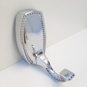 Fünfteiliges Badezimmer Accessoires Set. Zubehör aus Messing.