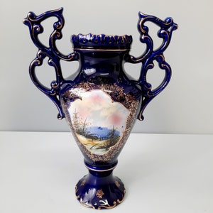 Jarrón decorativo vintage Alcobaça/Portugal/ELPA. Porcelana azul cobalto con ribetes dorados. Pintado a mano.