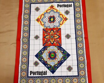 Conjunto de três toalhas tradicionais portuguesas. Toalhas 100% algodão. Toalhas com galo pintado e sardinhas.