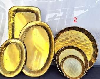 Juego de bandejas de latón vintage con borde festoneado y diseño geométrico.