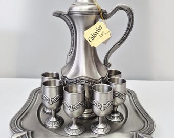Juego decorativo vintage para licor de aguardiente. Marca portuguesa "Colecçoes LF". Vajilla de peltre.